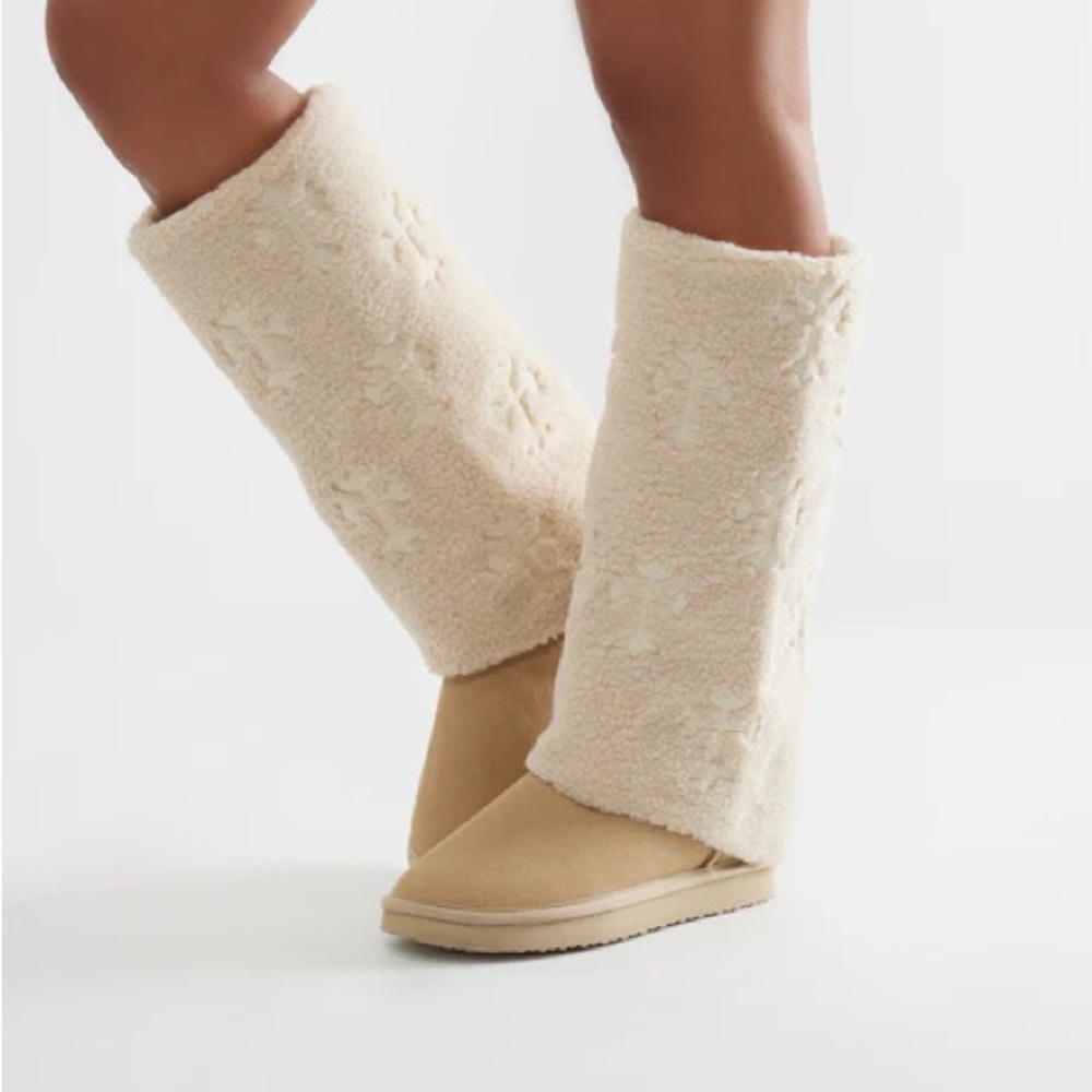 Cozy Cream Sherpa Boots NEW 🏷️